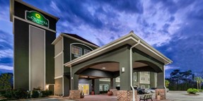 La Quinta Inn & Suites Image 2